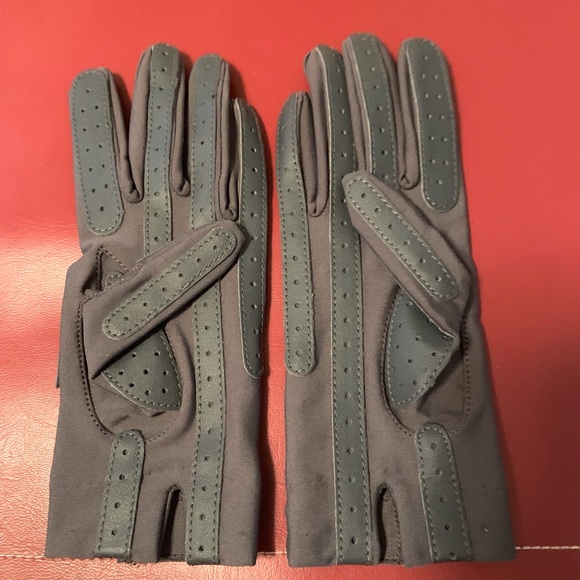 Isotoner Gray Driving Gloves - Picture 3 of 5